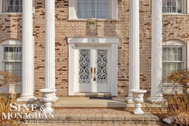 8 Lake Shore Lane, Grosse Pointe Shores, MI 48236