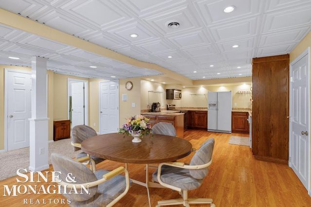 8 Lake Shore Lane, Grosse Pointe Shores, MI 48236