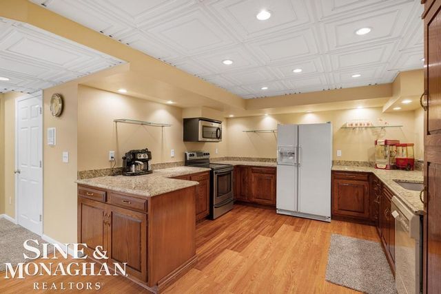 8 Lake Shore Lane, Grosse Pointe Shores, MI 48236