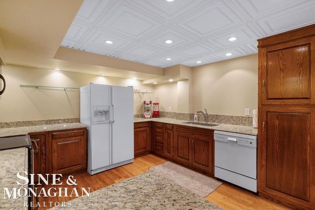 8 Lake Shore Lane, Grosse Pointe Shores, MI 48236