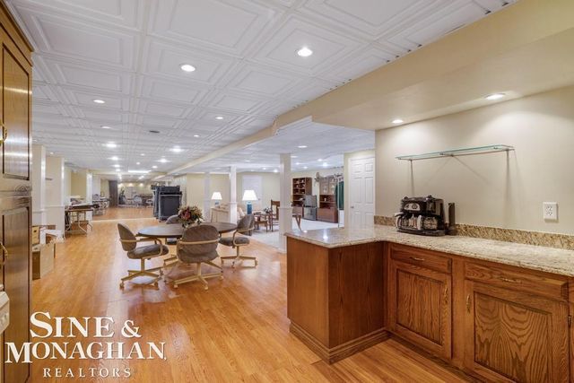 8 Lake Shore Lane, Grosse Pointe Shores, MI 48236