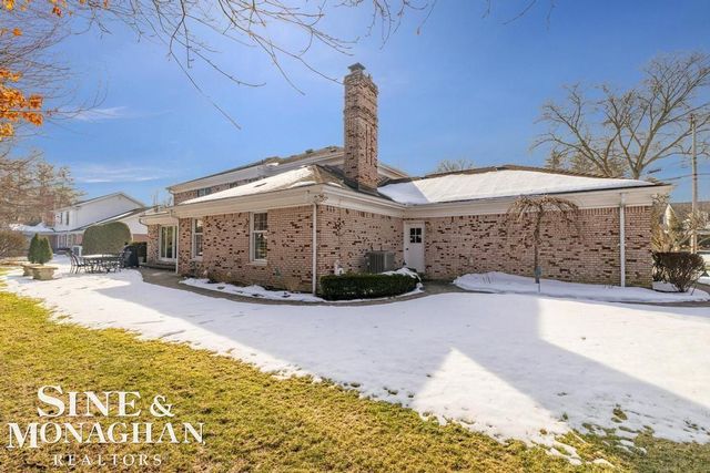 8 Lake Shore Lane, Grosse Pointe Shores, MI 48236