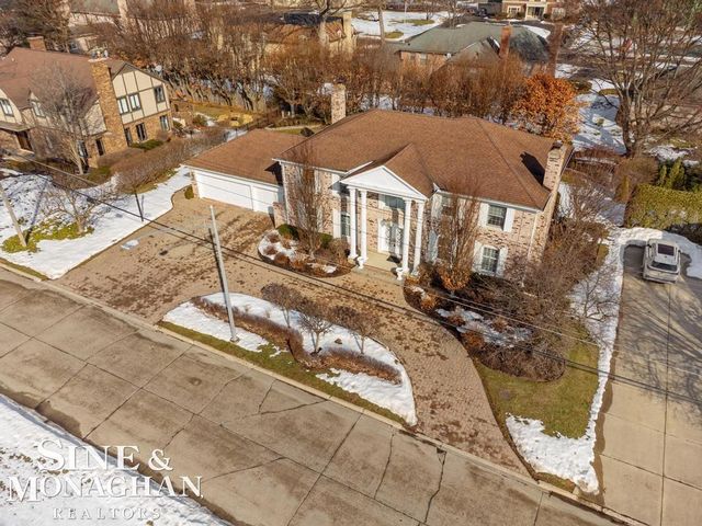 8 Lake Shore Lane, Grosse Pointe Shores, MI 48236