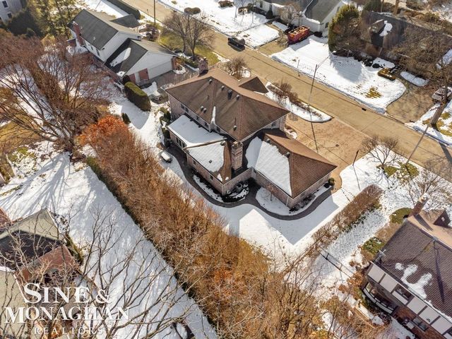 8 Lake Shore Lane, Grosse Pointe Shores, MI 48236