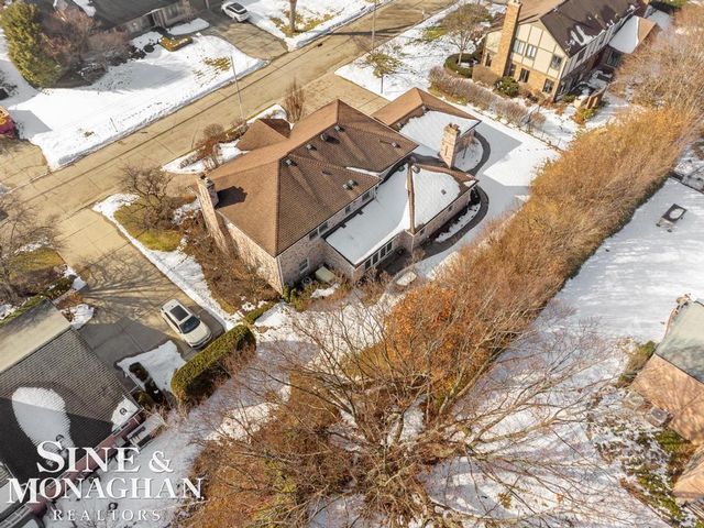 8 Lake Shore Lane, Grosse Pointe Shores, MI 48236