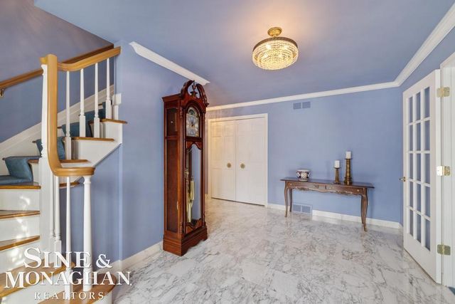 8 Lake Shore Lane, Grosse Pointe Shores, MI 48236