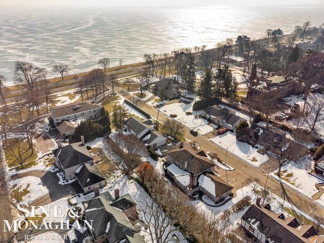 8 Lake Shore Lane, Grosse Pointe Shores, MI 48236