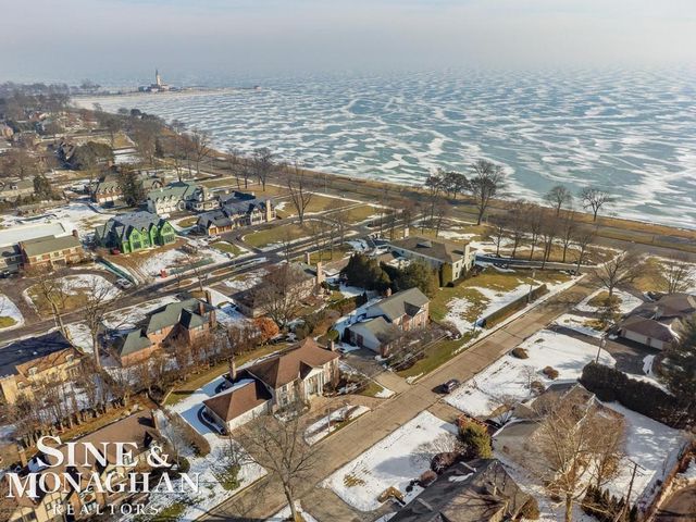 8 Lake Shore Lane, Grosse Pointe Shores, MI 48236