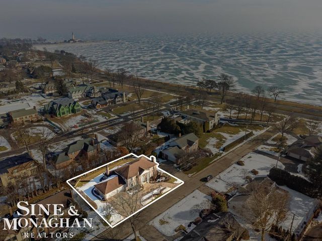 8 Lake Shore Lane, Grosse Pointe Shores, MI 48236