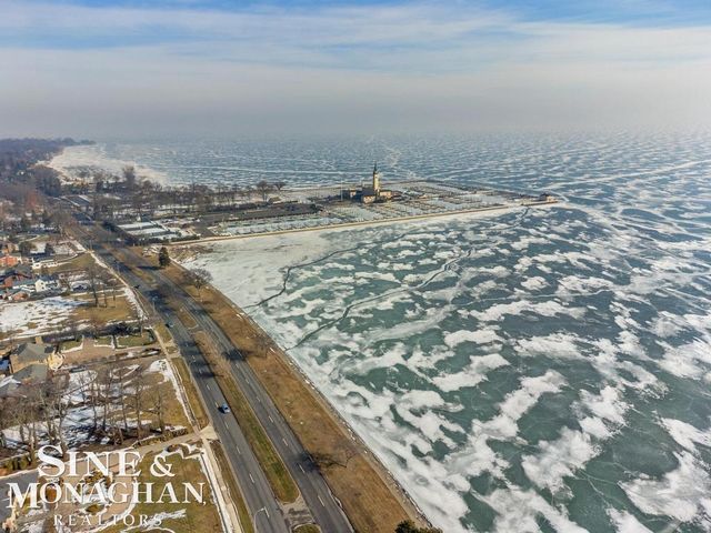 8 Lake Shore Lane, Grosse Pointe Shores, MI 48236