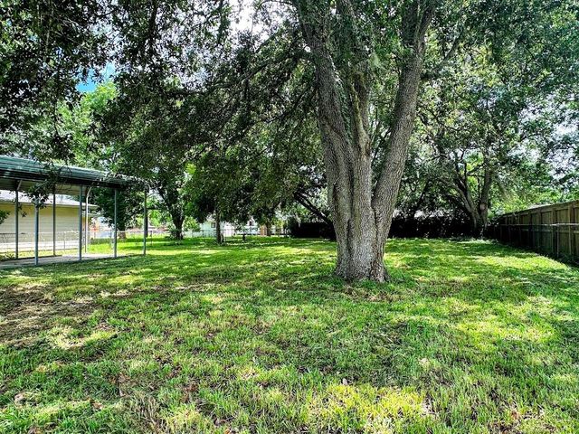 211 Hickory Street, Sweeny, TX 77480