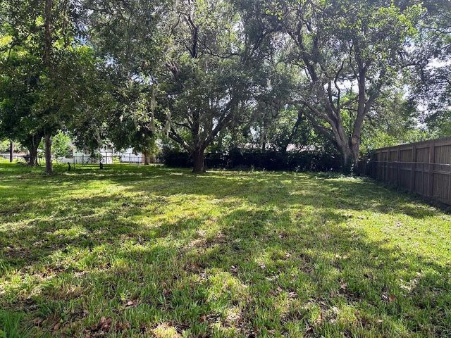 211 Hickory Street, Sweeny, TX 77480