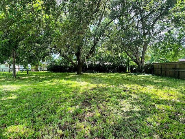 211 Hickory Street, Sweeny, TX 77480