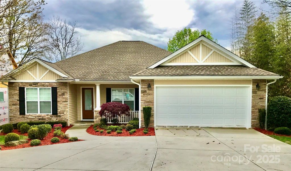 18 Eagle Pointe Way, Flat Rock, NC 28731