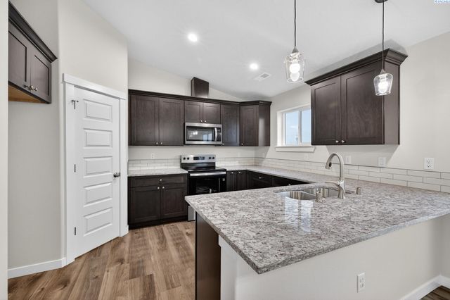 609 E Eureka Ave, Pasco, WA 99301