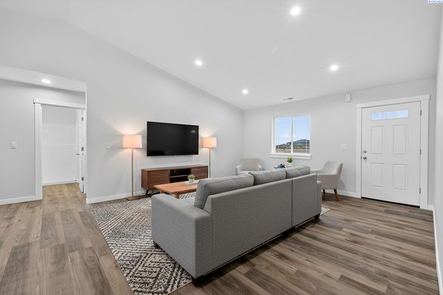 609 E Eureka Ave, Pasco, WA 99301