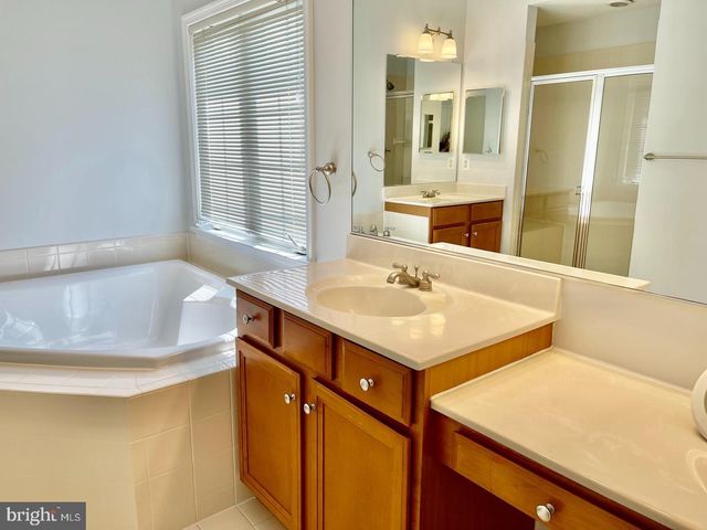 2405 CYPRESS GREEN LN, Herndon, VA 20171