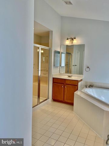 2405 CYPRESS GREEN LN, Herndon, VA 20171