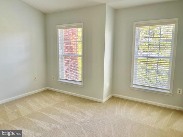 2405 CYPRESS GREEN LN, Herndon, VA 20171