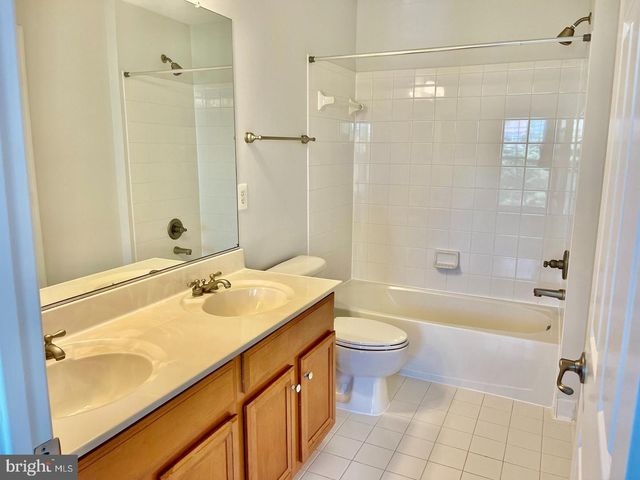 2405 CYPRESS GREEN LN, Herndon, VA 20171