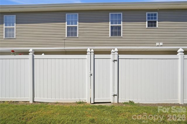 2718 Mill Valley Court, Charlotte, NC 28105