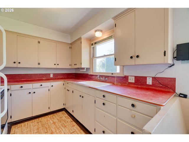 9734 Se HARRISON St, Portland, OR 97216