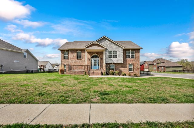 524 Cresthaven Ln, Clarksville, TN 37043