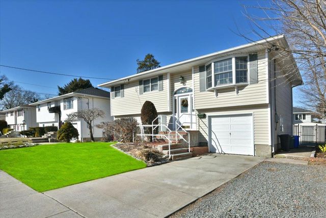 255 Brookside Court, Copiague, NY 11726