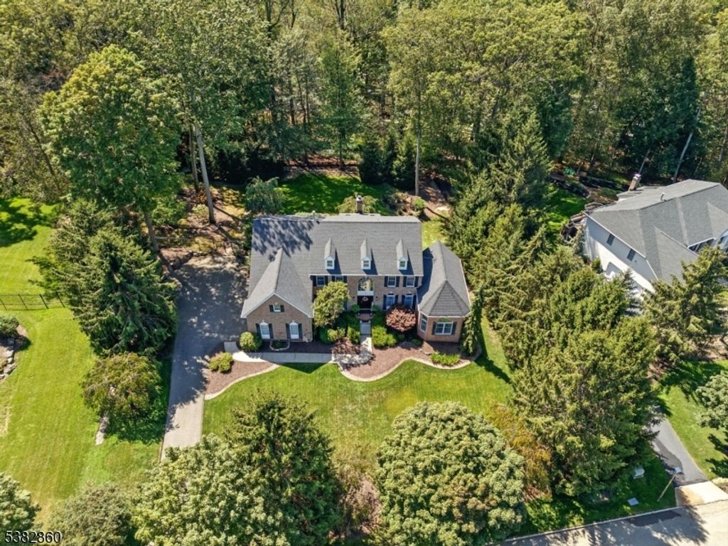 Image 2 of property listing at 6 KNOLL TOP COURT, Denville Twp., NJ 07834