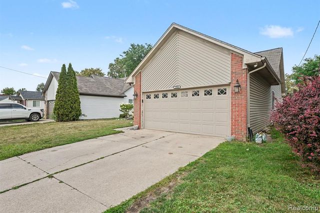 22064 Hayes Avenue, Eastpointe, MI 48021