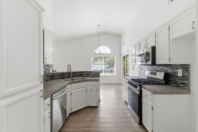 1515 Morgan Drive, Kingsburg, CA 93631