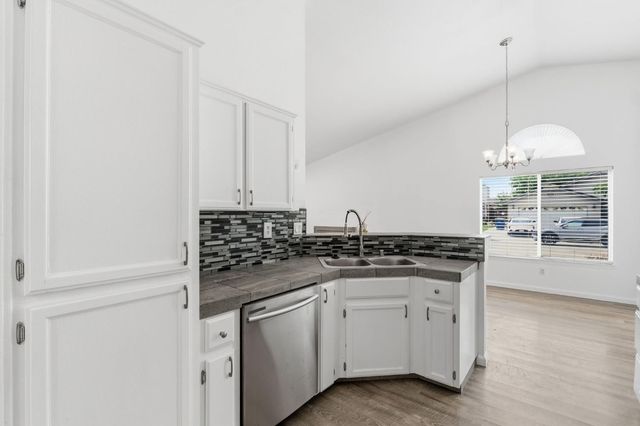 1515 Morgan Drive, Kingsburg, CA 93631