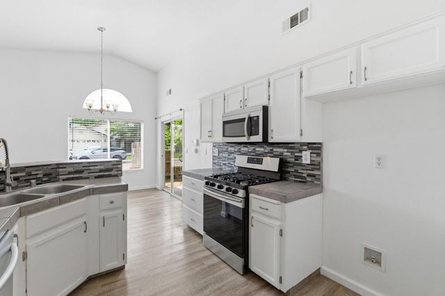 1515 Morgan Drive, Kingsburg, CA 93631