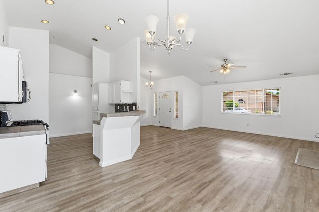 1515 Morgan Drive, Kingsburg, CA 93631