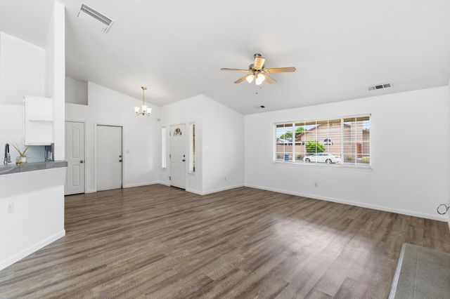 1515 Morgan Drive, Kingsburg, CA 93631