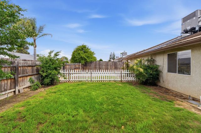 1515 Morgan Drive, Kingsburg, CA 93631