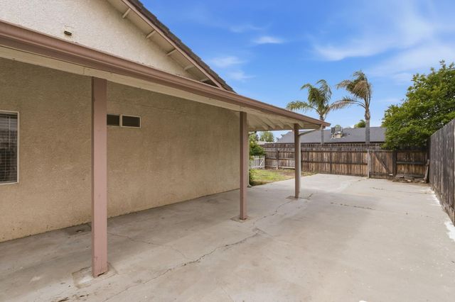 1515 Morgan Drive, Kingsburg, CA 93631