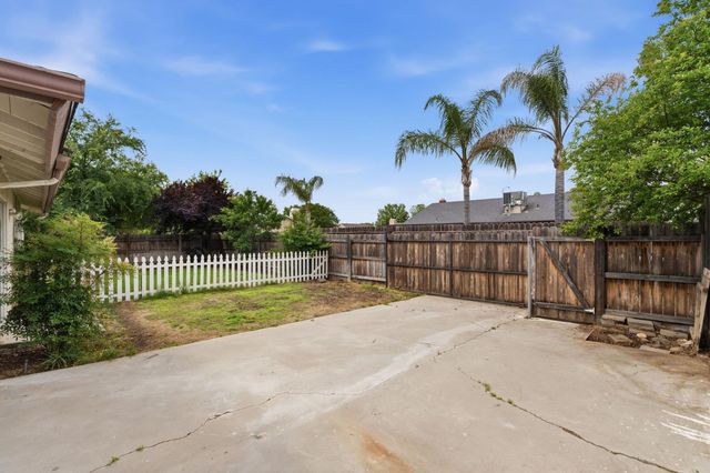 1515 Morgan Drive, Kingsburg, CA 93631