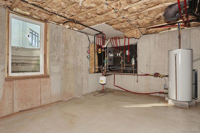 13 Autumn Court, Airmont, NY 10901
