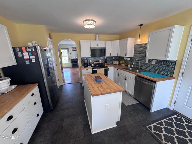 18408 Fortunes Way, Abingdon, VA 24210