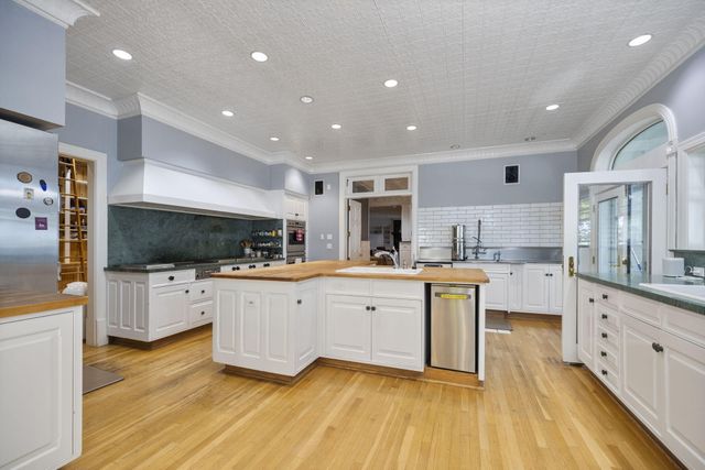 3063 Red Pine Point Drive, Indian River, MI 49749