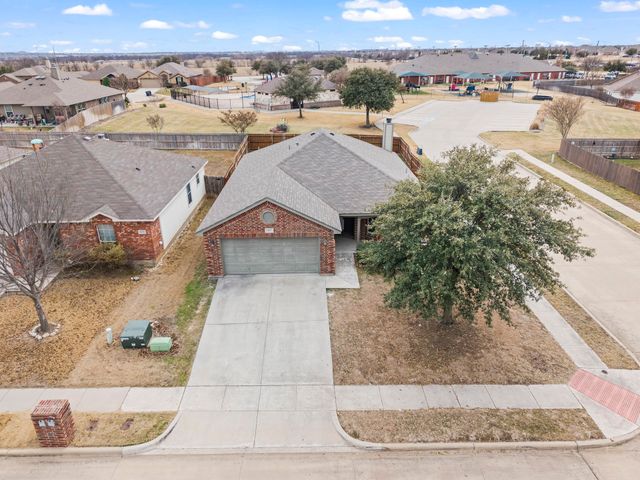 1037 Castle Top Drive, Fort Worth, TX 76052