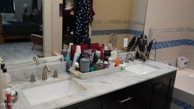 920 W TAMARISK Street, Phoenix, AZ 85041