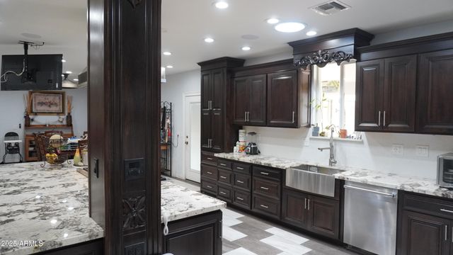 920 W TAMARISK Street, Phoenix, AZ 85041