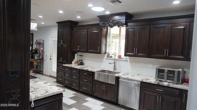 920 W TAMARISK Street, Phoenix, AZ 85041