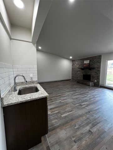 2505 Clearwood Drive, Arlington, TX 76014