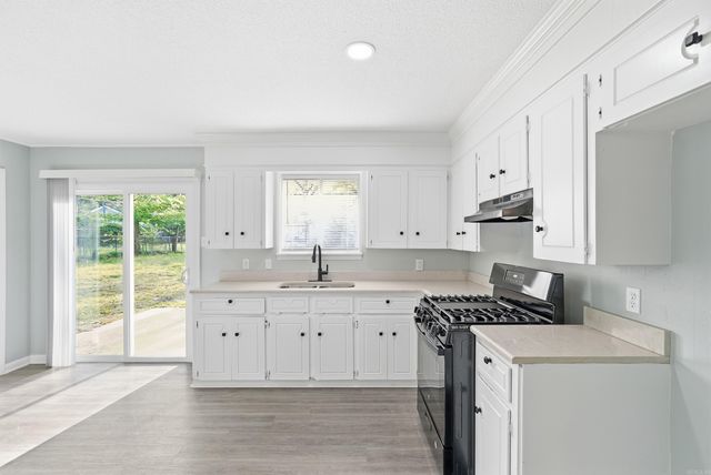 1015 Towering Oaks Drive, Jacksonville, AR 72076