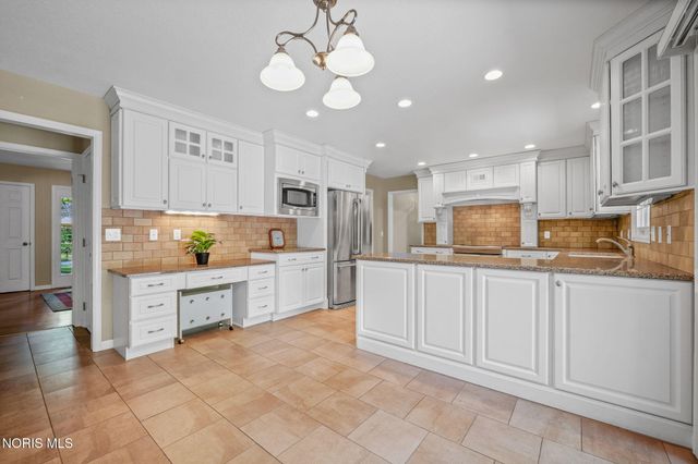 4538 Woodbriar Dr, Toledo, OH 43623