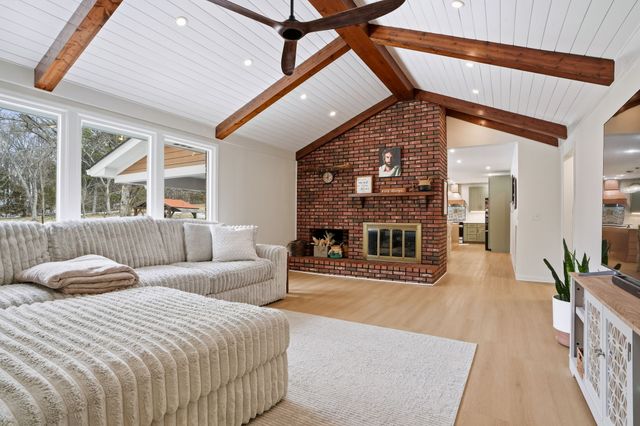 218 Spring Valley Rd, Hendersonville, TN 37075