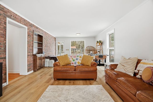 218 Spring Valley Rd, Hendersonville, TN 37075